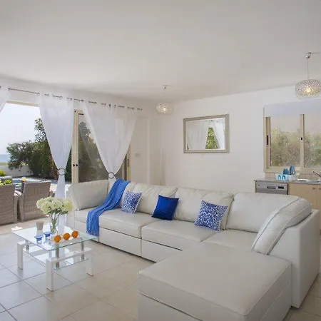 Imagine Renting This Luxury Larnaca 04 * מזוטוס