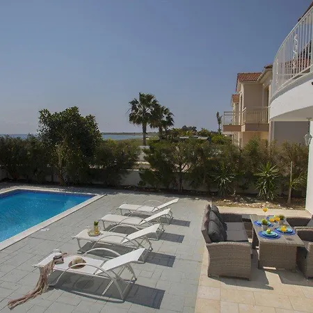 Imagine Renting This Luxury Larnaca 04 מזוטוס